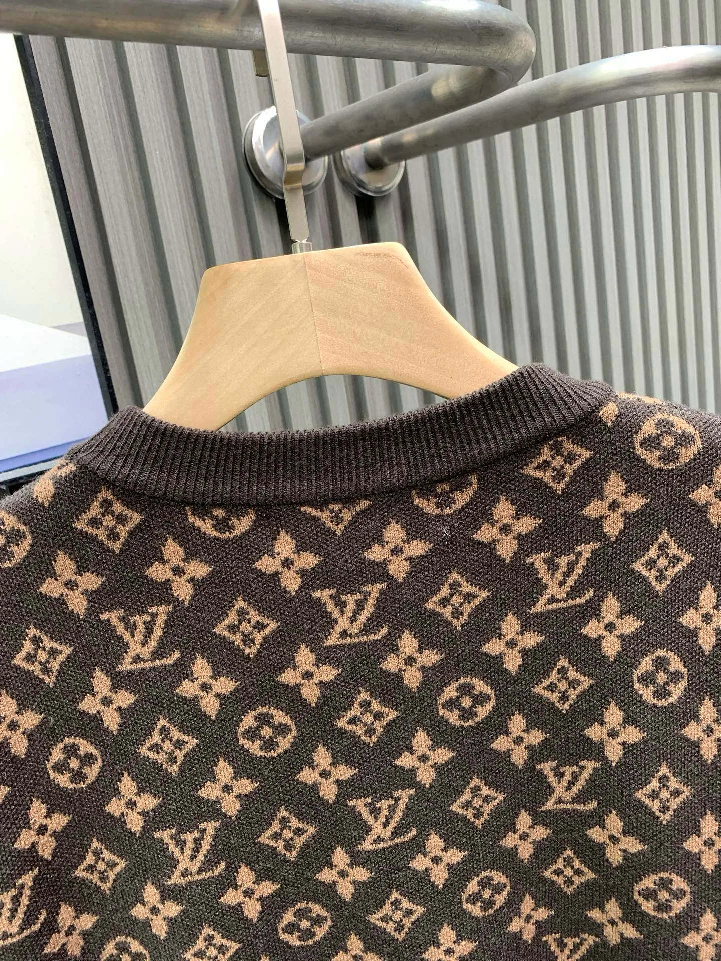 🅿️360 🀄️ Louis Vuitton SS25 new autumn products LOUIS VUITTON Louis Vuitton Logo intarsia round neck long-sleeved sweater Color-set dyed wool blended cotton yarn High weight and high density Super high quality The wool is soft, delicate and skin-friendly. It feels soft and silky. The hand feel is not ordinary. All color-set dyeing high weight cotton yarn ensures no color difference and adopts four-hole knitting method. Tight and textured, durable and non-deforming, not prone to pilling. It has a soft and warm comfort. It doesn’t stick to the body when worn alone. It’s absolutely perfect. Classic presbyopia elements. Three-dimensional heavy jacquard craftsmanship on the sleeves. It’s absolutely amazing. It can be all produced on imported looms. The details are clearly visible. The details are full. The details are mastered. Challenge the market currency. Not afraid of random comparisons. The upper body effect is very good. No matter how you match it, it looks high-end and elegant. The sense of luxury is so versatile. A must-have for both men and women🉑️